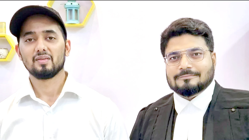 دو مرد، ایک سفید شرٹ اور ایک سیاہ جیکٹ میں، مسکراتے ہوئے.