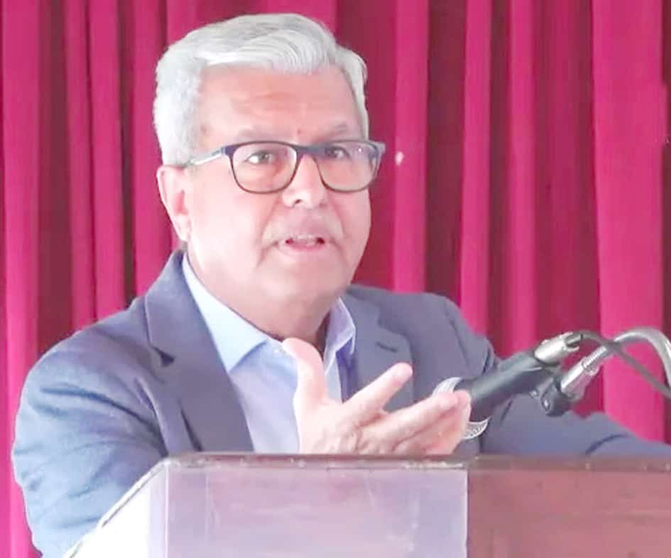 پروفیسر ڈاکٹر احمد علی تقریر کرتے ہوئے، پس منظر میں سرخ پردہ.