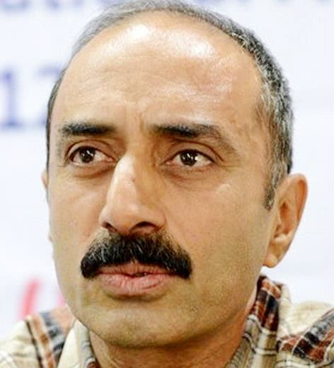 پاکستانی سیاستدان کی قریب سے لی گئی تصویر.