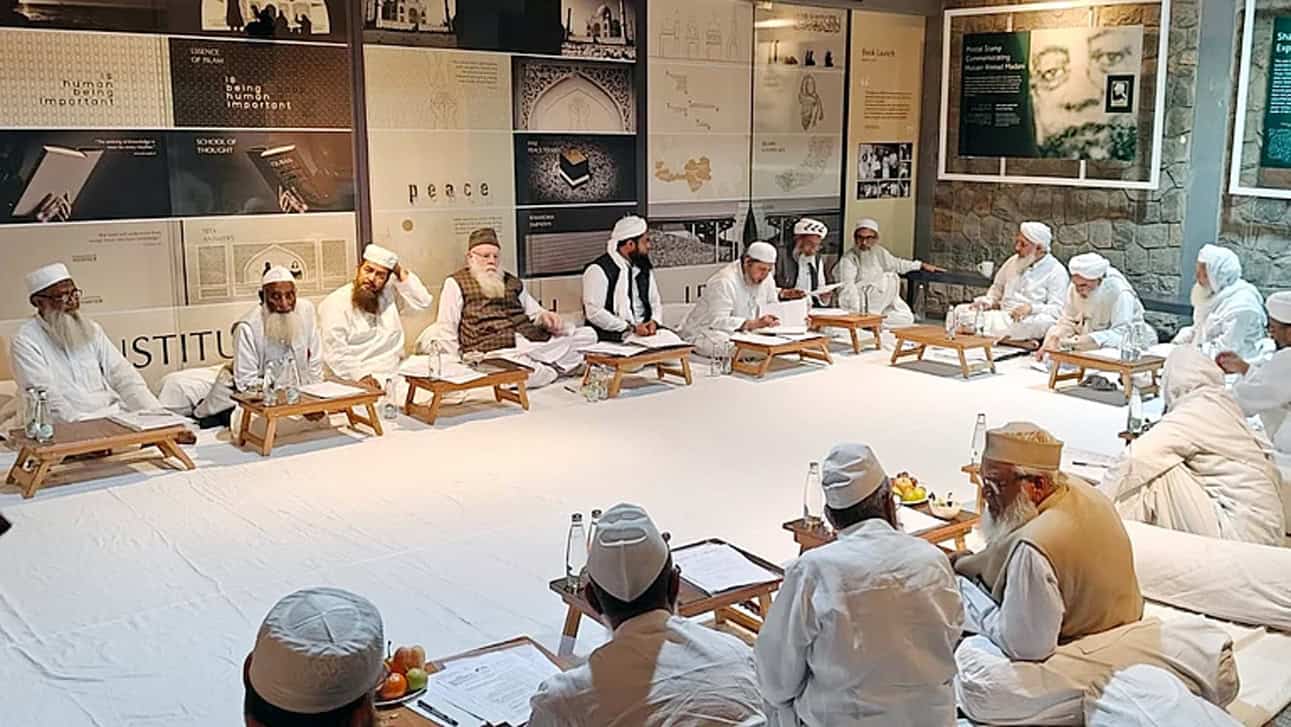 مسلمان مرد اور خواتین ایک نشست میں گفتگو کر رہے ہیں.