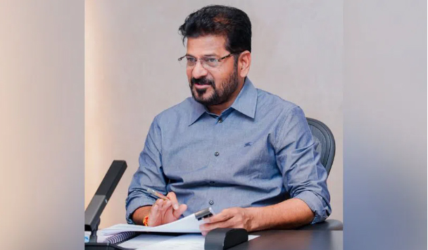 مرد دفتر میں بیٹھا ہوا، موبائل اور نوٹ بک کے ساتھ.