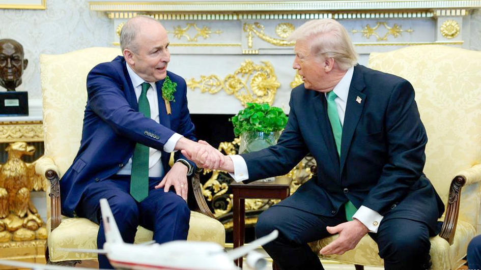 جو بائیڈن اور ولادیمیر پوتین کا مصافحہ، سیاسی ملاقات کی تصویر.