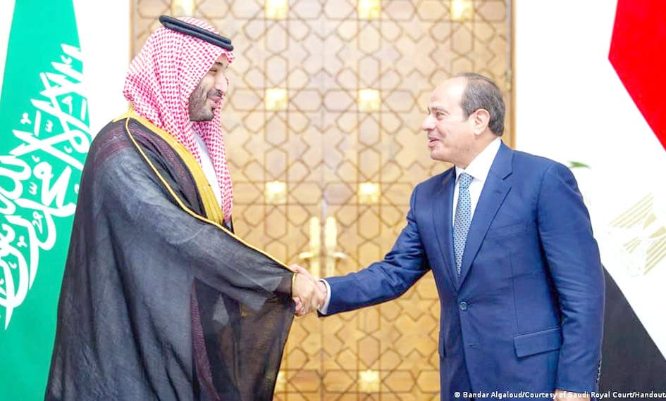 سعودی اور مصری رہنماؤں کا دوستانہ مصافحہ، دونوں مسکرا رہے ہیں.