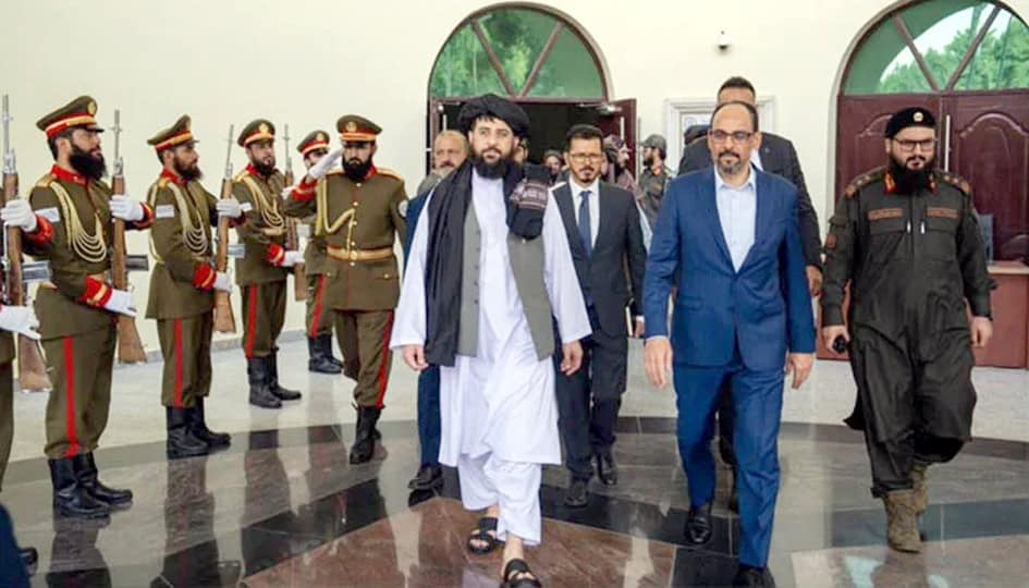سیاستدان اور فوجی افسران کا استقبال، سرکاری عمارت میں داخلہ.