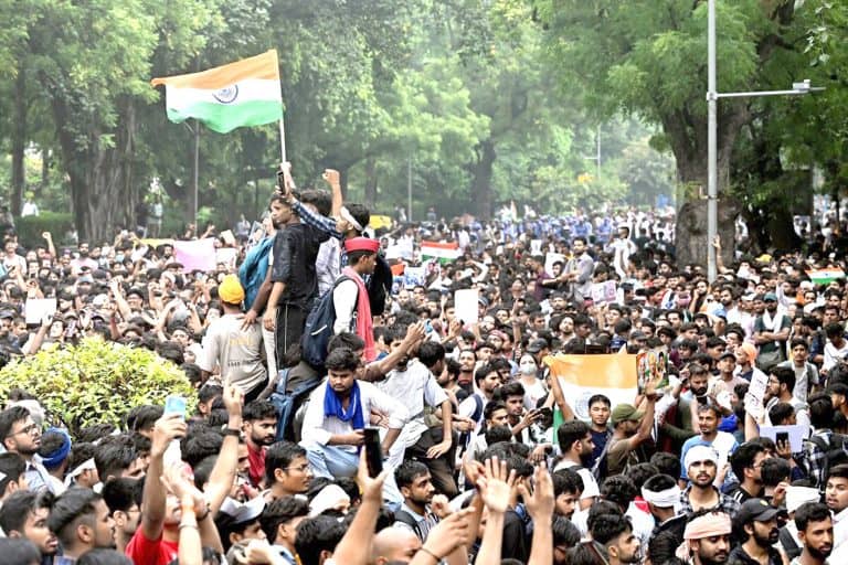بھاری عوامی gathering میں قومی پرچم لہراتا ہوا منظر، لوگوں کی ہجوم اور متحرک جذبات.