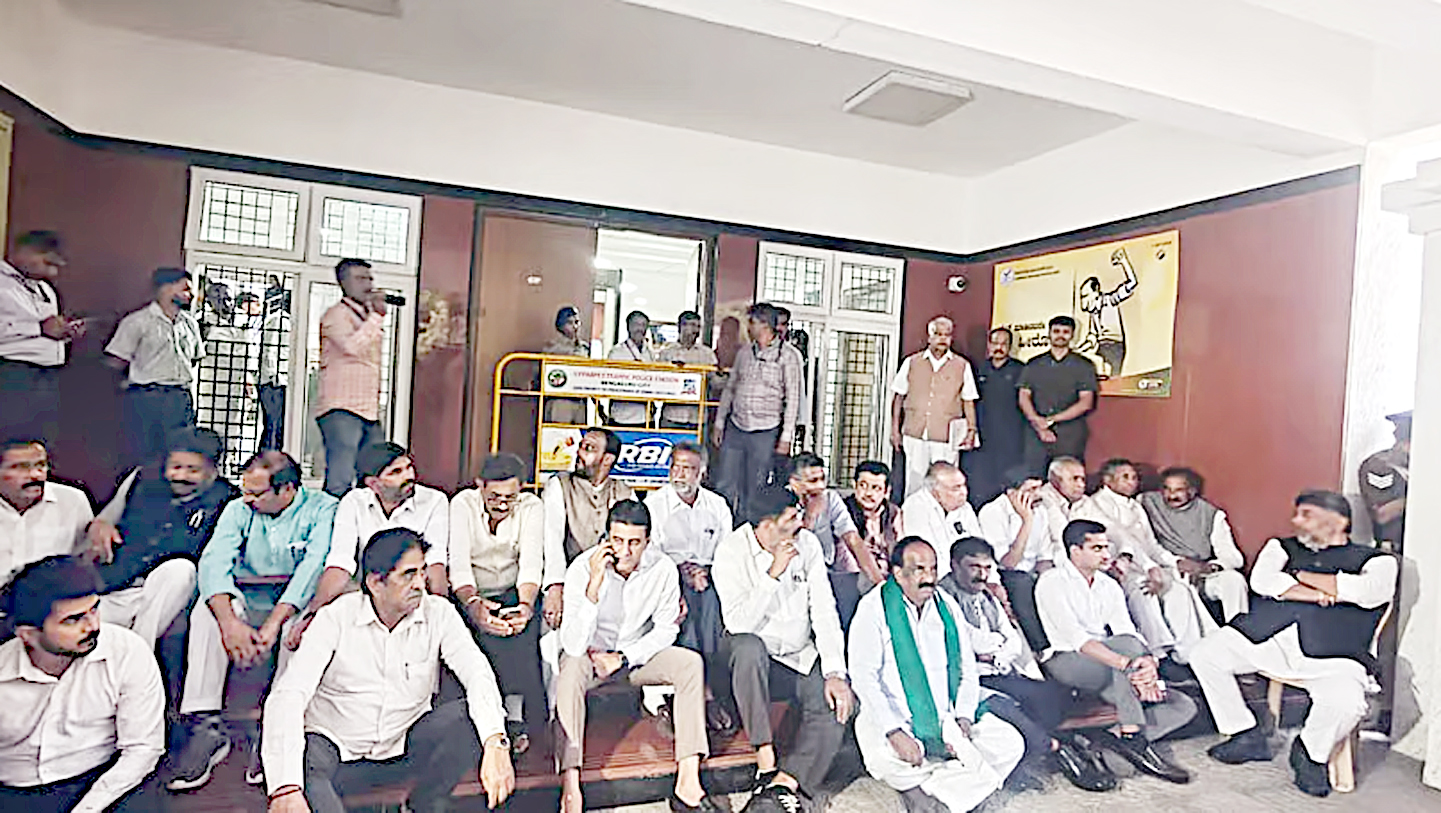 پولیس اور شہریوں کی ملاقات، عوامی مسائل پر گفتگو.
