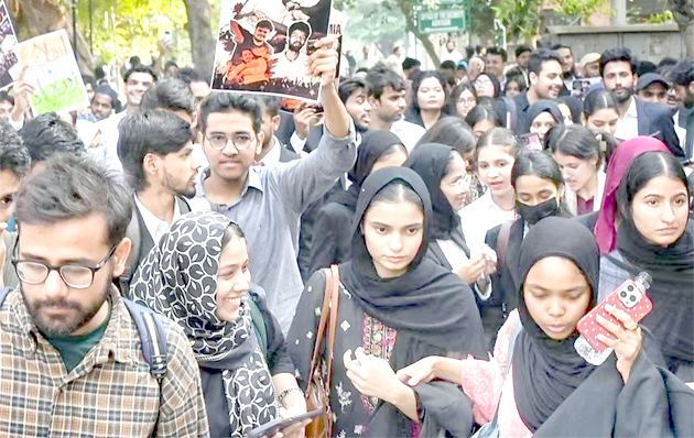 طلباء اور شہریوں کا احتجاجی جلوس، پولیس و ایونٹس کے درمیان تصاویر.