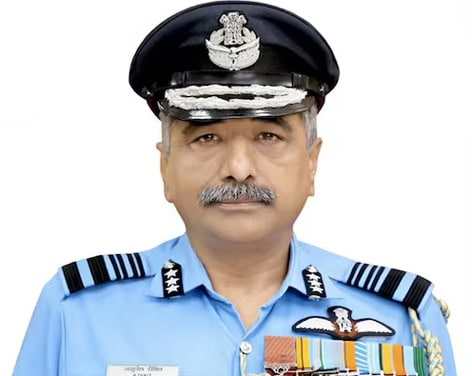 پاکستانی فضائیہ کے افسر کی تصویر، یونیفارم میں، سرکاری عہدہ ظاہر کرتا ہے.