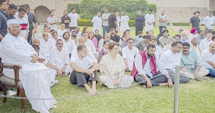 ووٹ چوری کے خلاف کانگریس کا احتجاج، اپوزیشن ایم پیز بھی شامل.