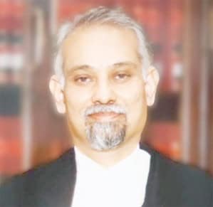 پرانے کمرے میں مسکرانے والا شخص، سرخ اور براؤن پس منظر کے ساتھ.