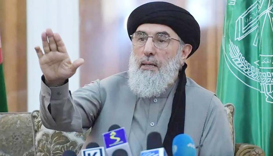 گلبدین حکمت یار میڈیا سے گفتگو کرتے ہوئے.