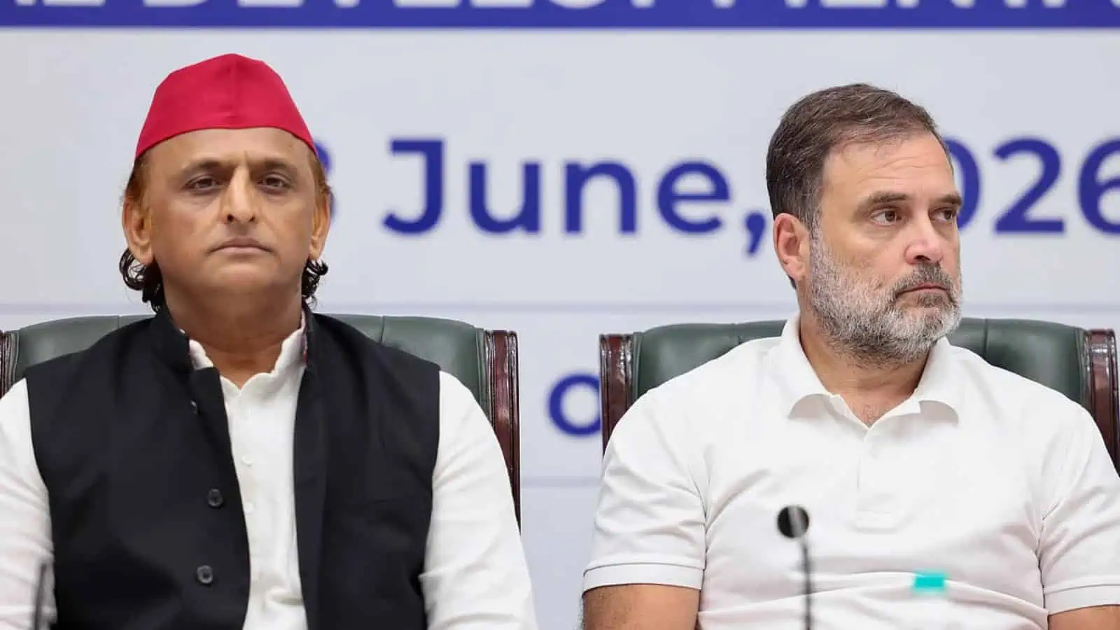 یو پی انتخابات سے متعلق سیاسی شخصیتوں کی میٹنگ کی تصویر.