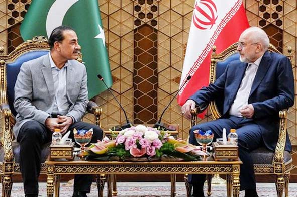 پاکستان اور ایران کے رہنماؤں کی ملاقات، دو طرفہ تعلقات پر تبادلہ خیال.