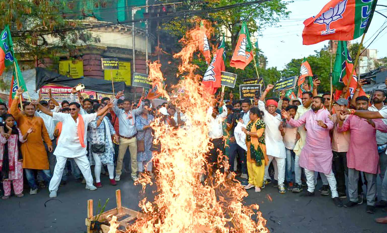 بھارتی سیاستدانوں کا احتجاجی مظاہرہ، نعرے بازی اور جلوس.
