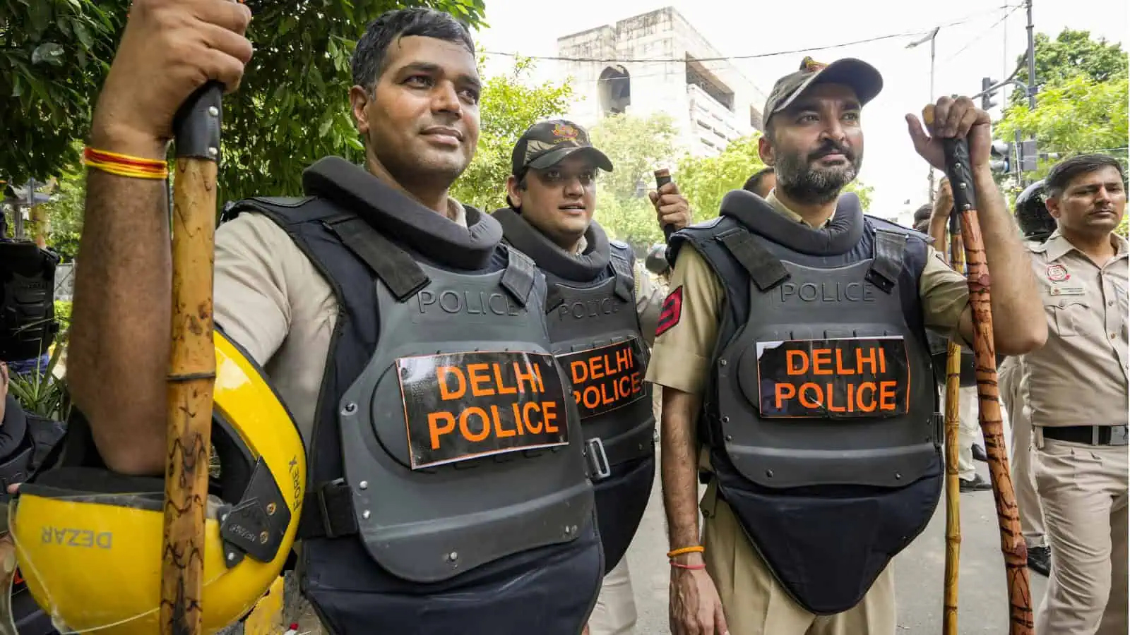 دہلی پولیس کے افسران جنتر منتر پر احتجاج میں شرکت سے پہلے.
