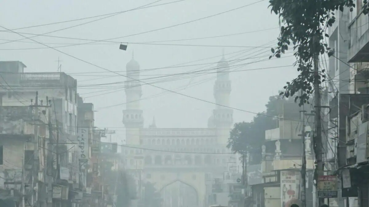 ہوا بارش کی پیشگوئی سے متاثرہ شہر حیدرآباد کی گلیوں کی منظر کشی.