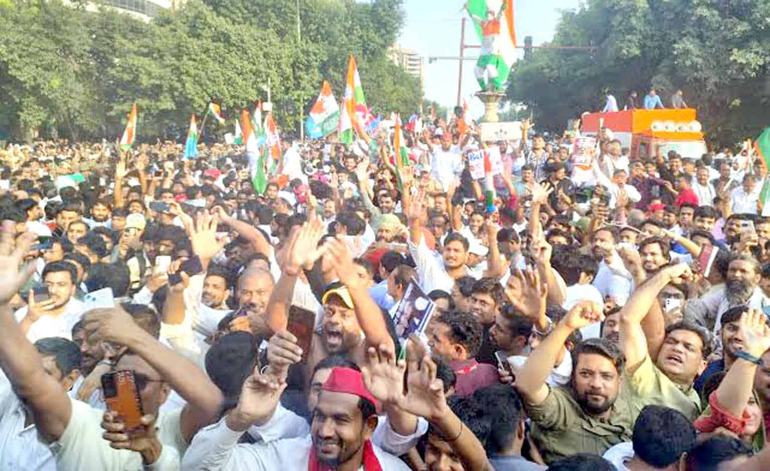 پاکستانی عوام کا سیاسی جلسہ، بڑی تعداد میں لوگ، پرچم اور نعرے بازی.