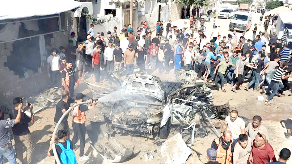 کار حادثہ، لوگوں کا ہجوم، تباہ شدہ گاڑی، حادثہ کی جگہ.