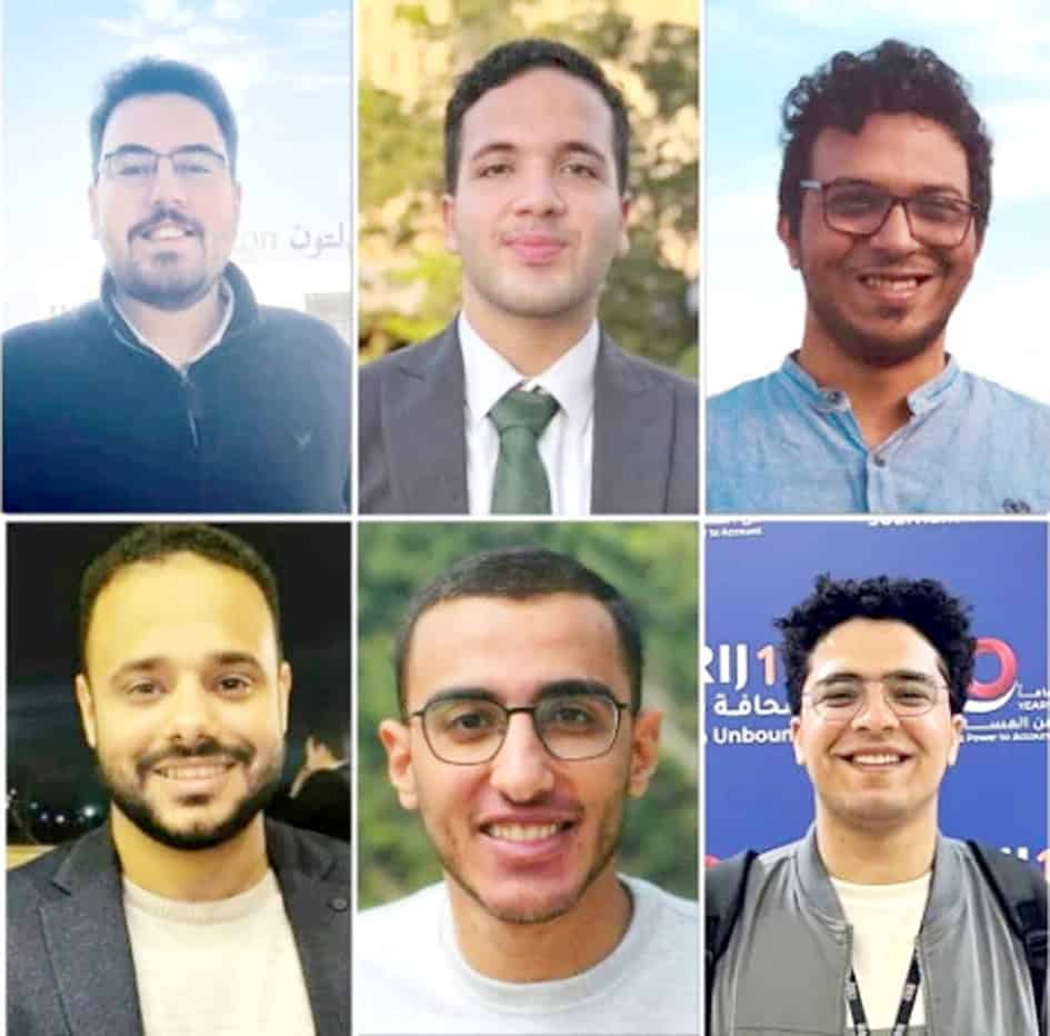 پانچ نوجوان مسکراتے ہوئے، مختلف پس منظر کے ساتھ، خوشگوار موڈ میں.