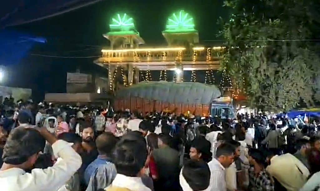 گوالیار میں مندر کے باہر لوگوں کا ہجوم اور روشنیوں سے سجا ہوا مندر.