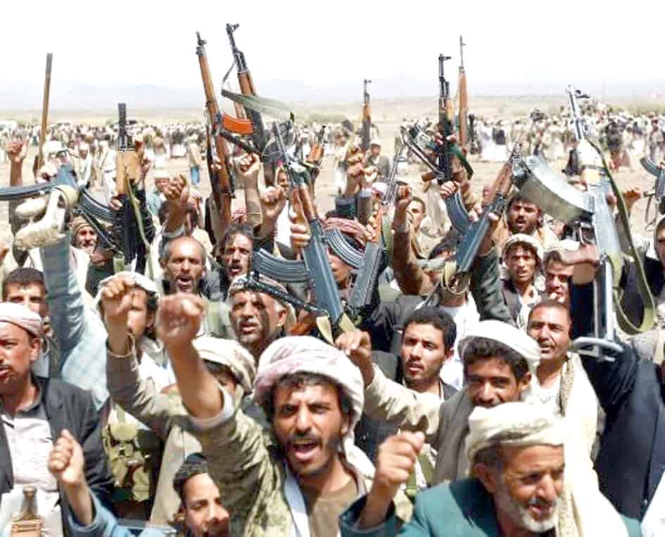 حوثی تحریک کے کارکنان ہاتھ بلند کر کے مظاہرہ کرتے ہوئے دکھائے گئے ہیں.
