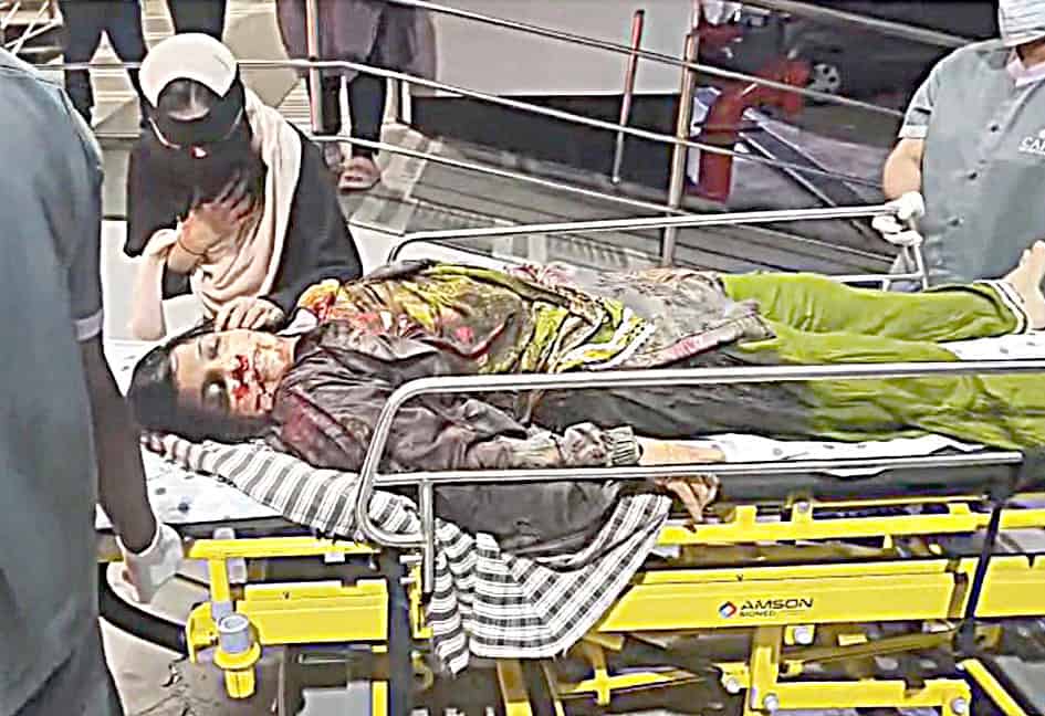 ہسپتال میں زخمی شخص کو طبی امداد دی جا رہی ہے.
