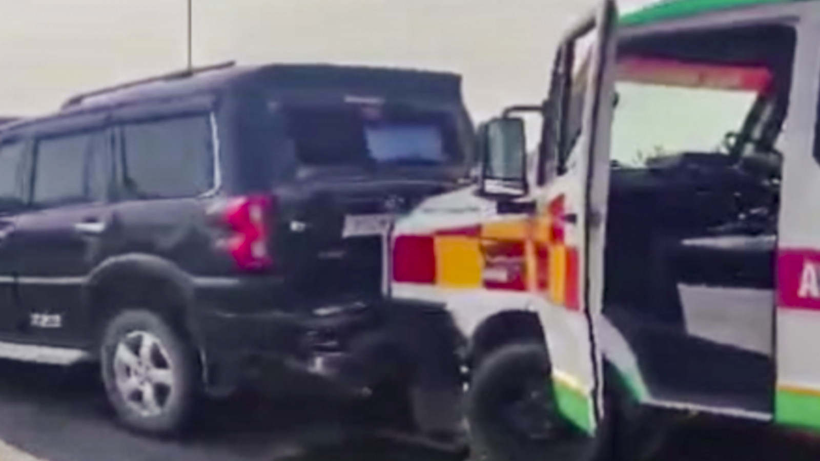 اتر پردیش کی روڈ حادثے کی فوٹیج میں آٹو وین اور SUV ٹکراتے دکھائی دیتے ہیں.