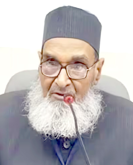 عالم دین، ٹوپی اور چشمہ کے ساتھ، گفتگو کرتے ہوئے.