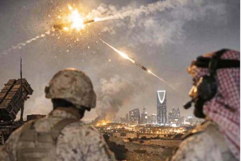 فوجی جوان دشمن کے حملے کے دوران دفاعی حالت میں.