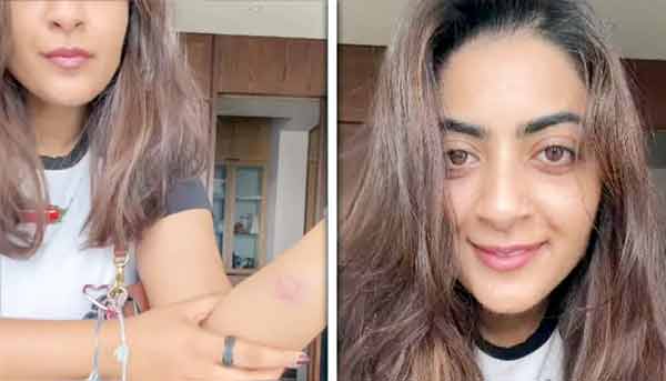 خاتون کی خوبصورت مسکراہٹ اور بالوں کی تفصیل.
