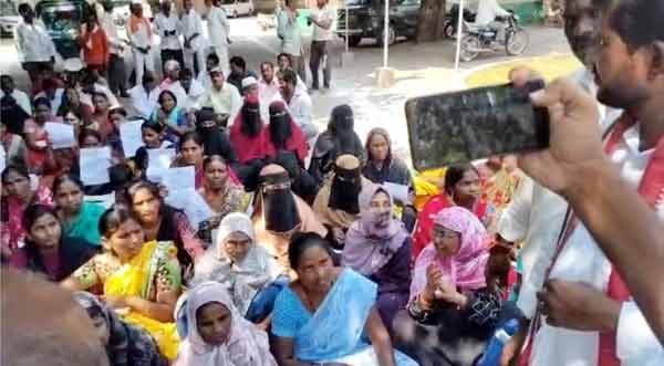 مظاہرین کی بڑی تعداد احتجاجی جلسہ میں شریک.