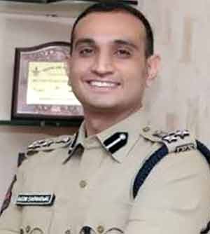 پولیس افسر کی تصویر، مسکراہٹ کے ساتھ، یونیفارم میں.