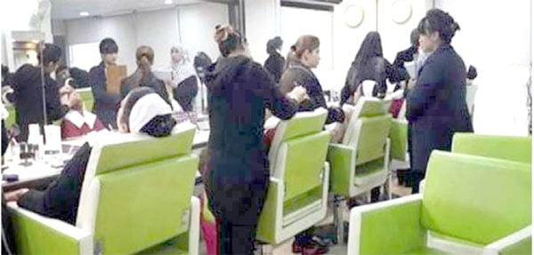 سیلون میں خواتین کی خوبصورتی کے لیے خدمات انجام دینے والی خواتین.