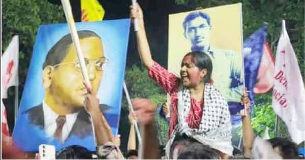 نوجوان لڑکی سیاسی ریلی میں حصہ لے رہی ہے، بڑے پوسٹرز کے ساتھ.