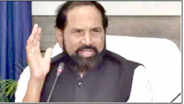 سیاست روزنامہ کی رپورٹنگ سے متعلق گفتگو کرتے ہوئے مقامی سیاستدان کی تصویر.