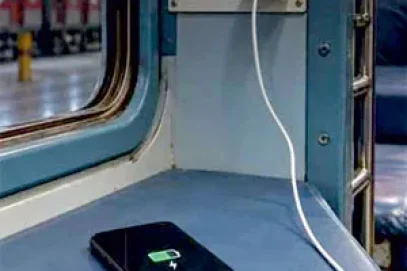 ٹرینوں میں رات 11 بجے سے صبح 5 بجے تک فون چارجنگ کی سہولت نہیں رہے گی