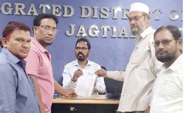 ملاقات کرنے والے افراد سرکاری دفتر میں، ایک شخص دستاویز دے رہا ہے.