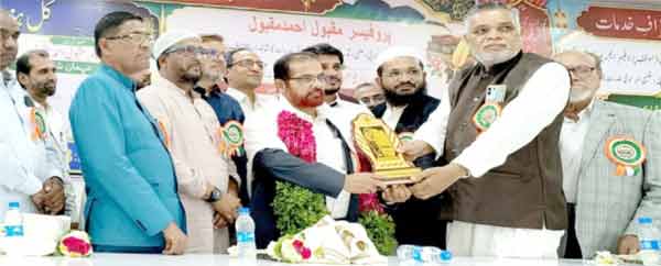 سیاستدانوں کی تقریب میں انعامات اور مبارکباد کا تبادلہ.
