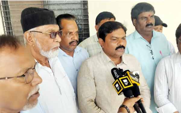 سیاستدان پریس کانفرنس کے دوران میڈیا سے بات چیت کرتے ہوئے.