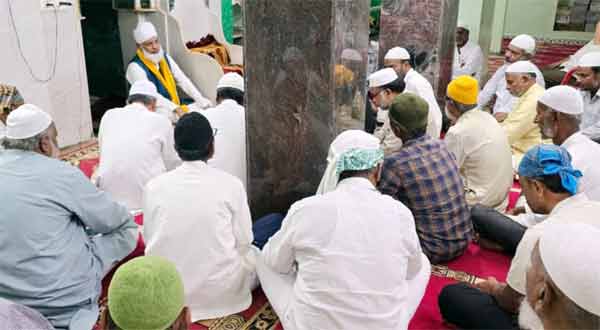 مسلمان جمعہ نماز ادا کر رہے ہیں، مسجد میں عبادت کا منظر.