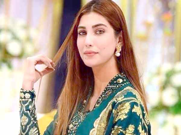 خوبصورت خاتون کا پرکشش اور دلکش تصویر، فیشن اور خوبصورتی کی عکاسی.