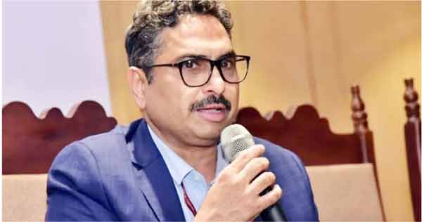 بھاشن دیتے شخص کی شخصیت فریم میں مائک سے گفتگو.