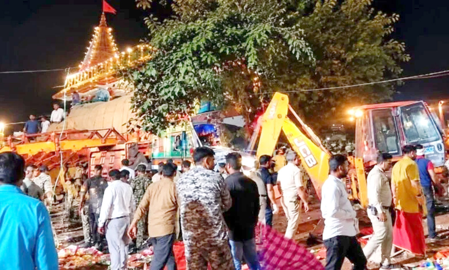 مزدور اور فائر ٹینڈرز کے ساتھ ہنگامی امدادی کارروائی.