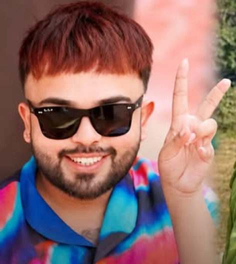 ہنسنے والا شخص، ہاتھ میں ویو کا نشان، سیاہ چشمے کے ساتھ.