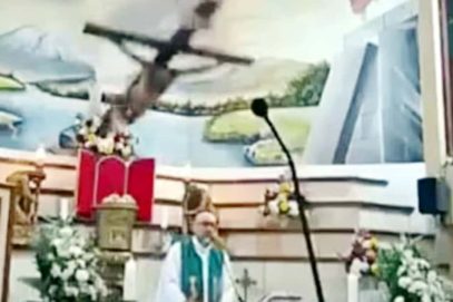 ایکواڈور کے چرچ میں صلیب گرنے سے پادری کی موت