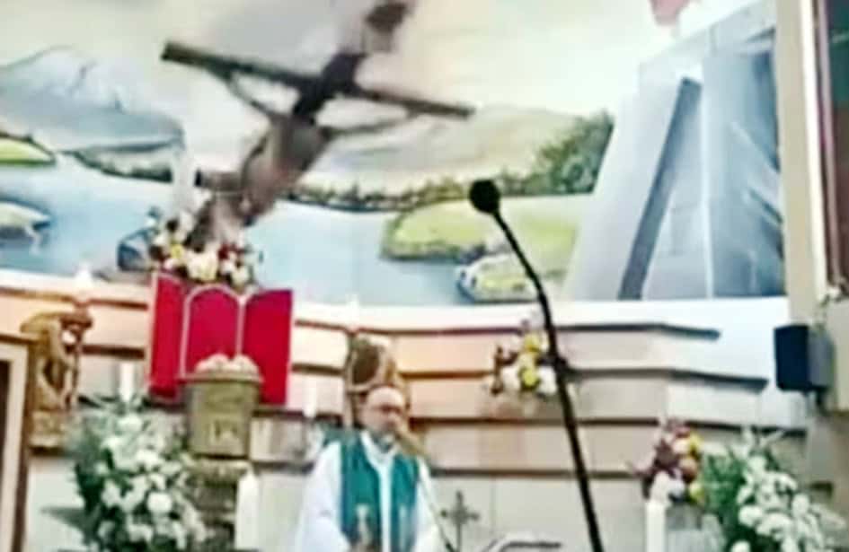 ایکواڈور کے چرچ میں صلیب گرنے سے پادری کی موت