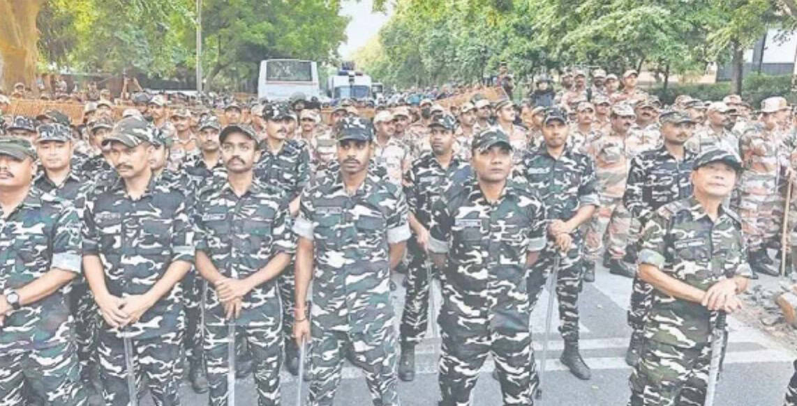 پولیس اہلکاروں کی بڑی تعداد مظاہرہ کے دوران تیار کھڑی ہے.
