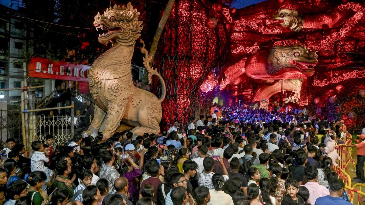 عید کے جشن میں لوگوں کا ہجوم اور روشنی سے سجا ہوا منظر.