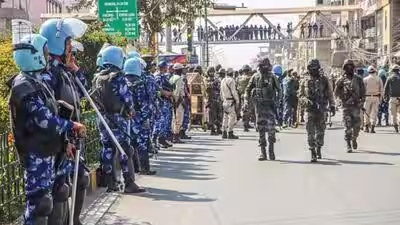 امن و امان کے لیے سیکیورٹی اہلکار تعینات، ہجوم اور پولیس کی موجودگی.