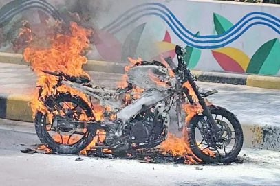 پولیس کی بدسلوکی پر بائیک سوار نے گاڑی کو آگ لگادی